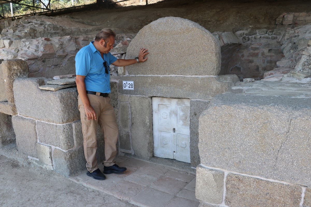 Zonguldak'taki Tios Antik Kenti'nde yer alan Roma dönemine ait nekropol (mezarlık) alanı...