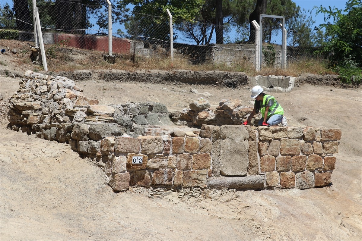 Zonguldak'taki Tios Antik Kenti'nde yer alan Roma dönemine ait nekropol (mezarlık) alanı...