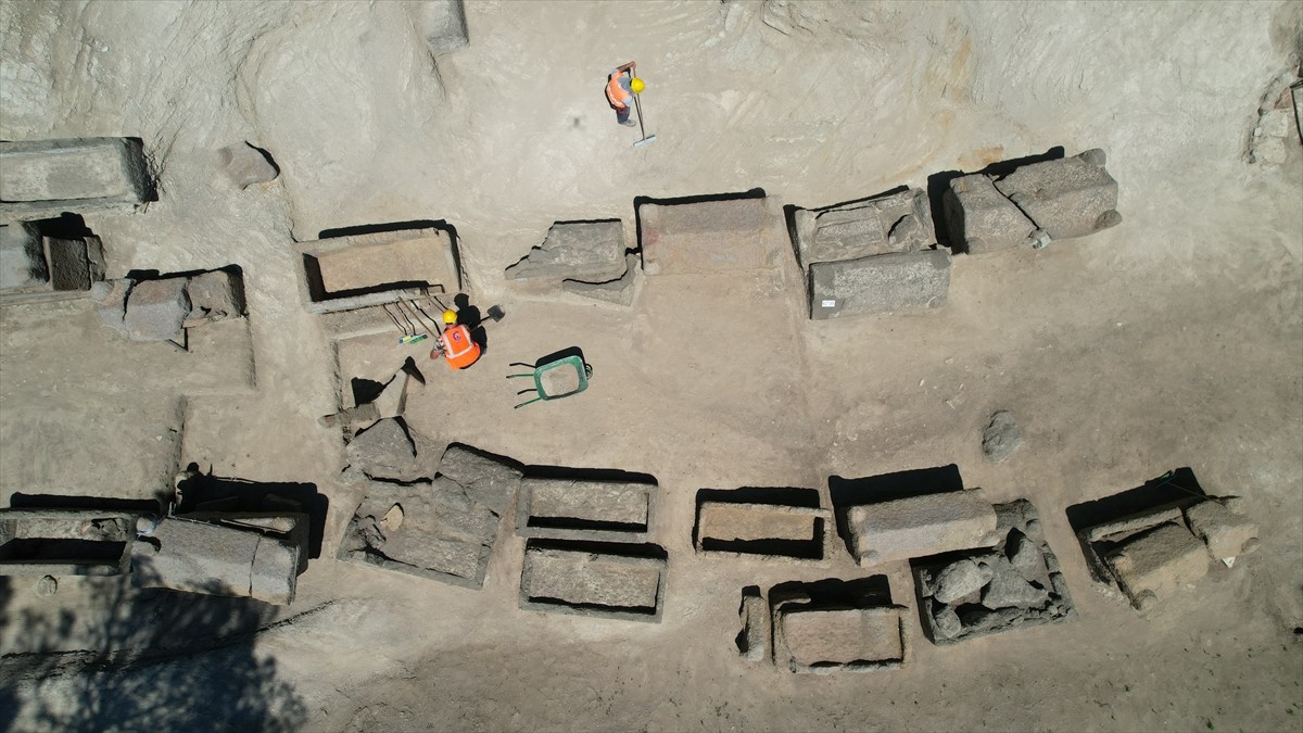 Zonguldak'taki Tios Antik Kenti'nde yer alan Roma dönemine ait nekropol (mezarlık) alanı...