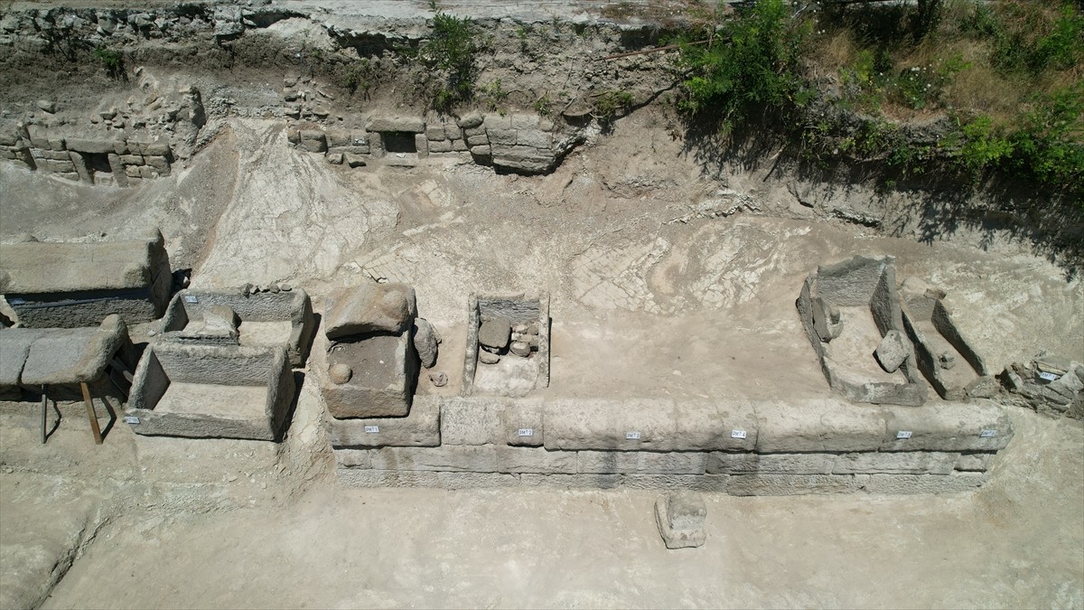 Zonguldak'taki Tios Antik Kenti'nde yer alan Roma dönemine ait nekropol (mezarlık) alanı...
