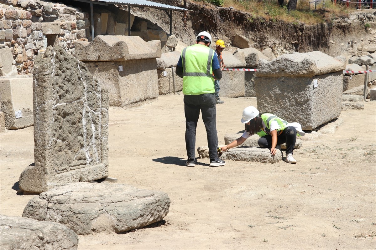 Zonguldak'taki Tios Antik Kenti'nde yer alan Roma dönemine ait nekropol (mezarlık) alanı...