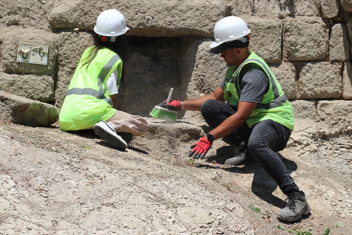 Zonguldak'taki Tios Antik Kenti'nde yer alan Roma dönemine ait nekropol (mezarlık) alanı...