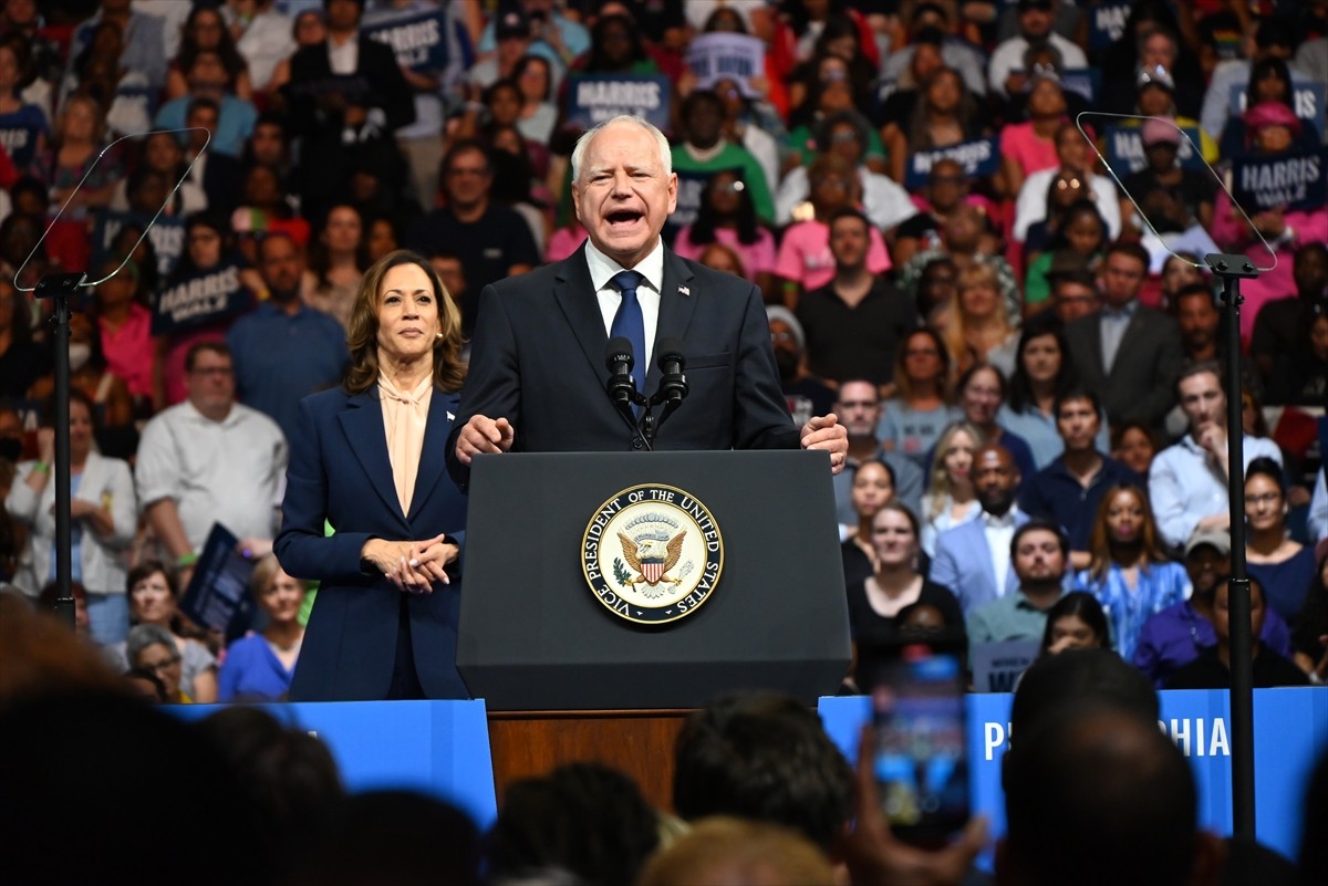 ABD'de Demokratların başkan adayı Kamala Harris (solda), başkan yardımcılığı adaylığı için...