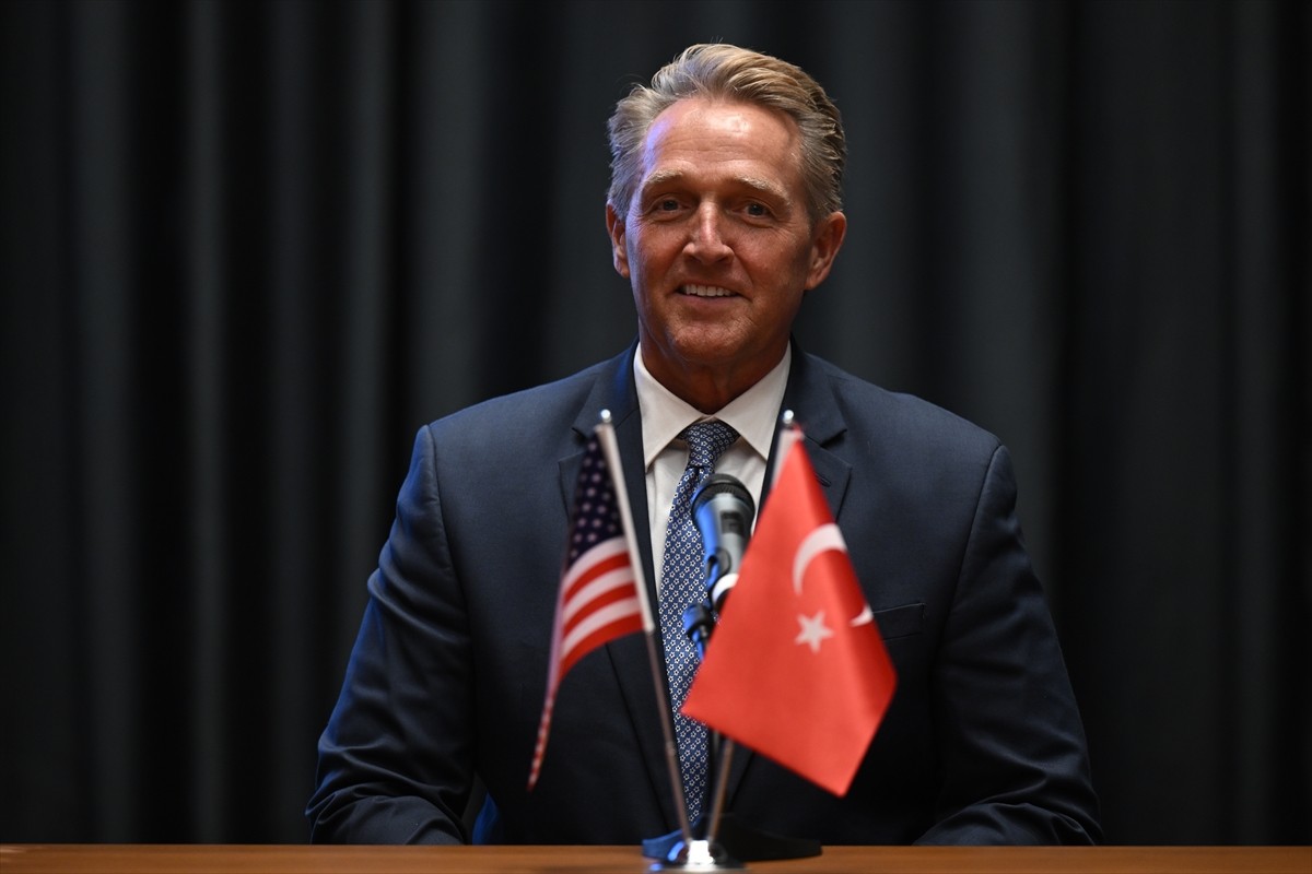ABD'nin Ankara Büyükelçisi Jeff Flake, Ankara'da ABD Büyükelçiliği'nde basın mensuplarıyla bir...