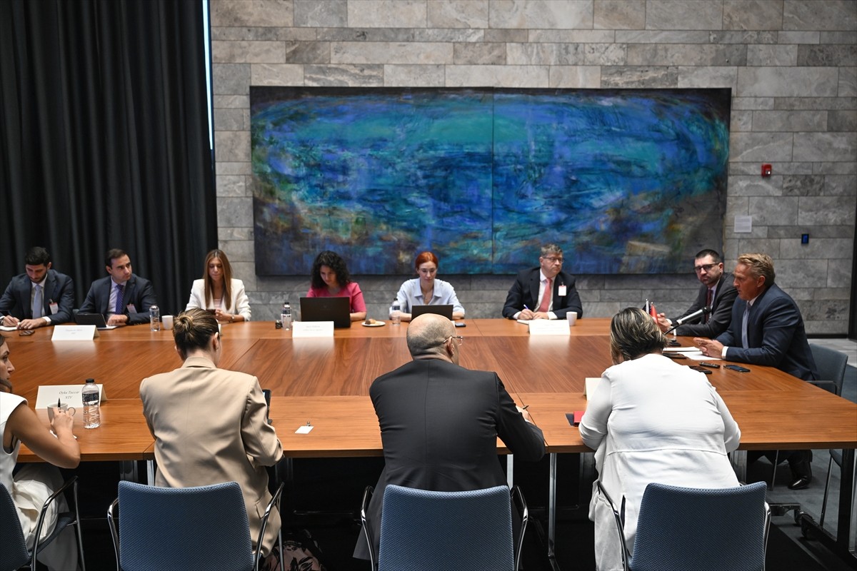 ABD'nin Ankara Büyükelçisi Jeff Flake, Ankara'da ABD Büyükelçiliği'nde basın mensuplarıyla bir...