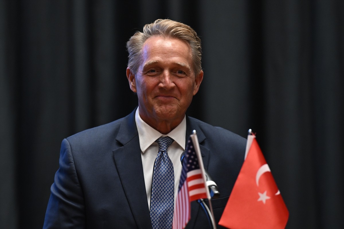 ABD'nin Ankara Büyükelçisi Jeff Flake, Ankara'da ABD Büyükelçiliği'nde basın mensuplarıyla bir...