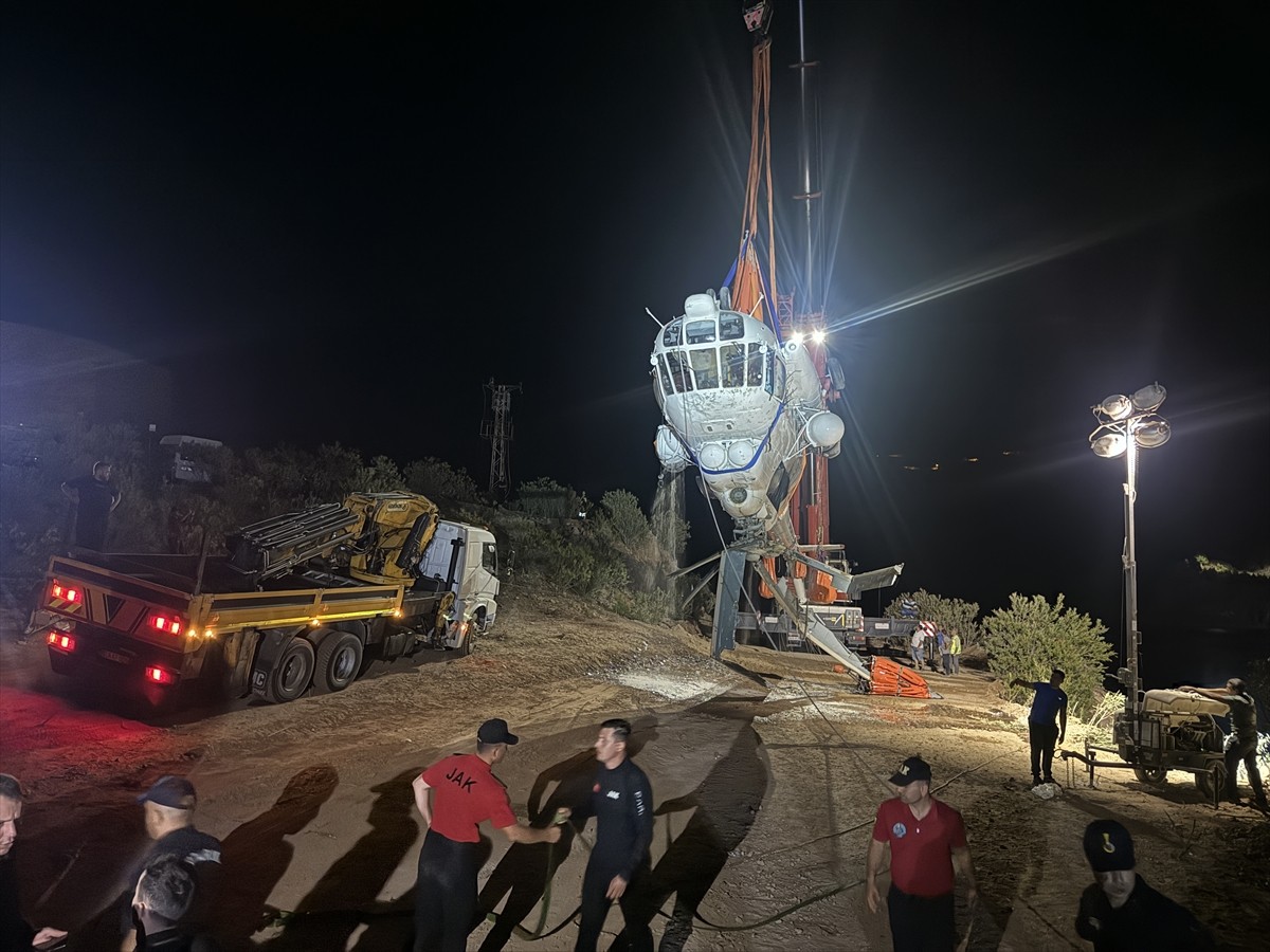 Adana'nın Kozan ilçesinde, 2 Ağustos'ta orman yangınına müdahale ederken baraj gölüne düşen...