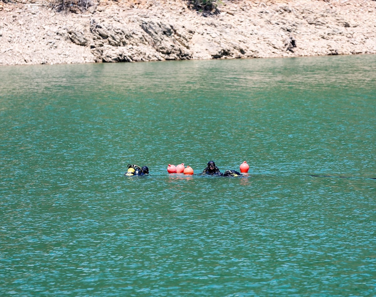 Adana'nın Kozan ilçesinde, 2 Ağustos'ta orman yangınına müdahale ederken baraj gölüne düşen...