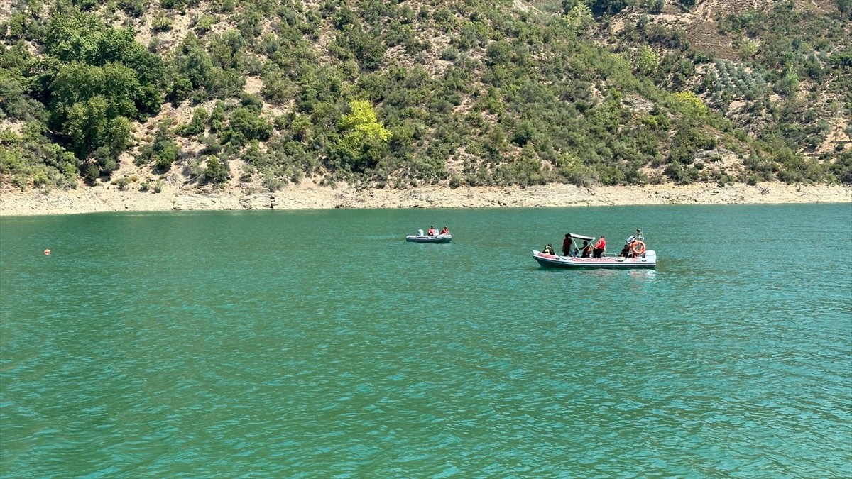 Adana'nın Kozan ilçesinde, 2 Ağustos'ta orman yangınına müdahale ederken baraj gölüne düşen...