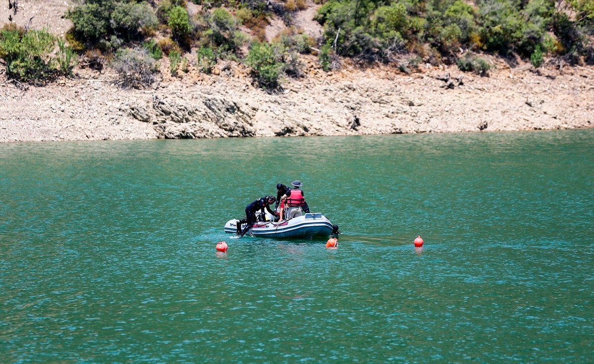 Adana'nın Kozan ilçesinde, 2 Ağustos'ta orman yangınına müdahale ederken baraj gölüne düşen...