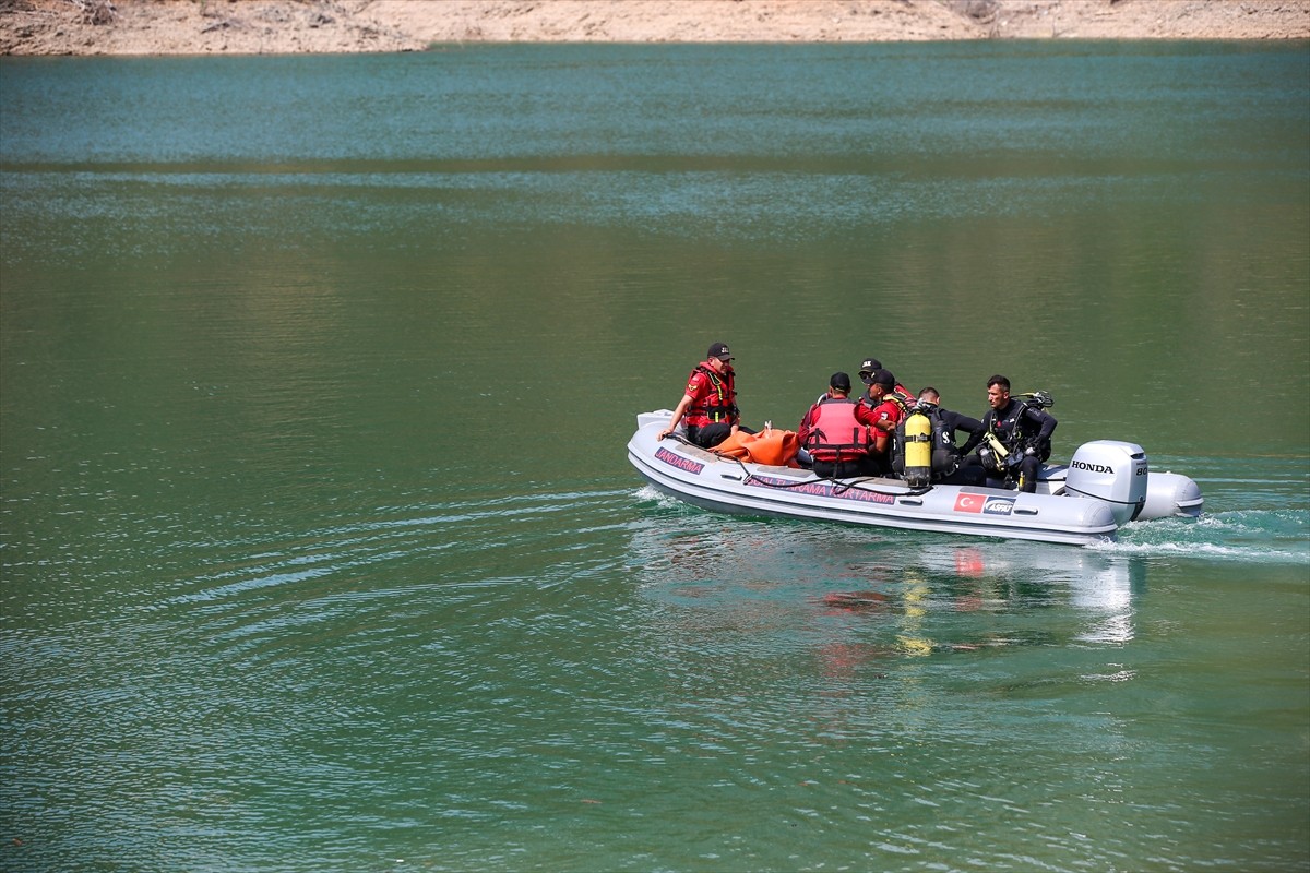 Adana'nın Kozan ilçesinde, 2 Ağustos'ta orman yangınına müdahale ederken baraj gölüne düşen...