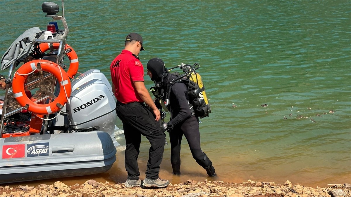 Adana'nın Kozan ilçesinde, 2 Ağustos'ta orman yangınına müdahale ederken baraj gölüne düşen...