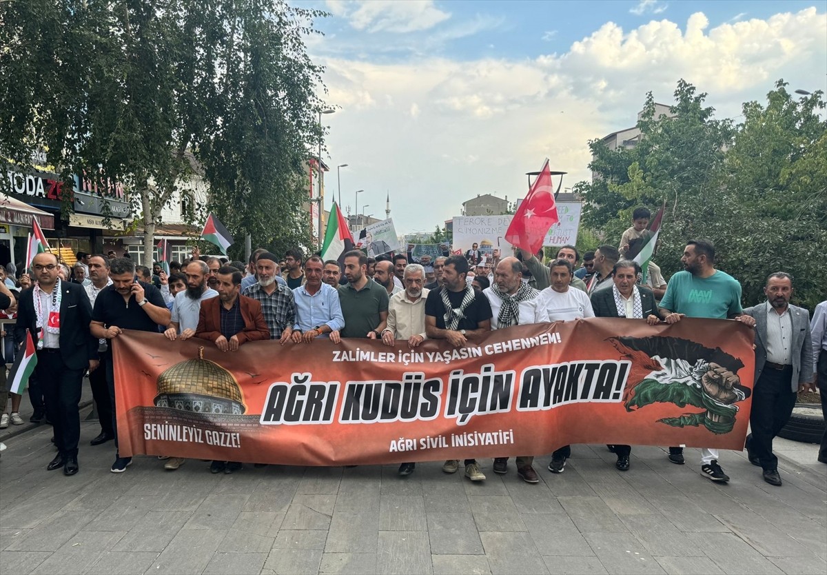 Ağrı'da sivil toplum kuruluşu temsilcileri ve vatandaşlar, Hamas Siyasi Büro Başkanı İsmail...