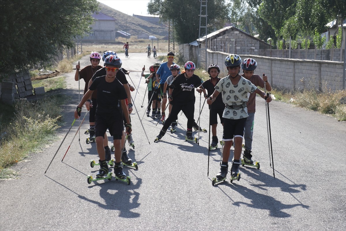 Ağrı Gençlik ve Spor İl Müdürlüğünün 18 yaş altı kayaklı koşu takımında yer alan 40 sporcu, soğuk...