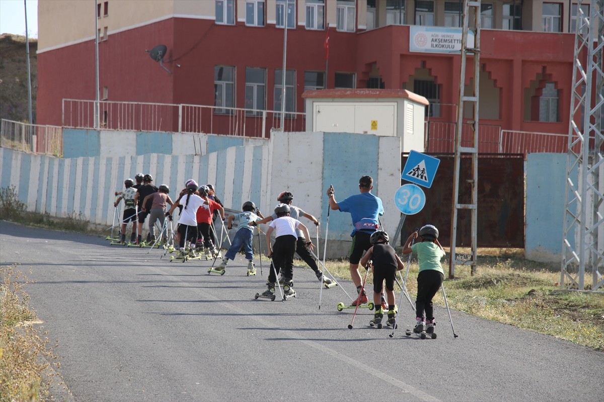 Ağrı Gençlik ve Spor İl Müdürlüğünün 18 yaş altı kayaklı koşu takımında yer alan 40 sporcu, soğuk...