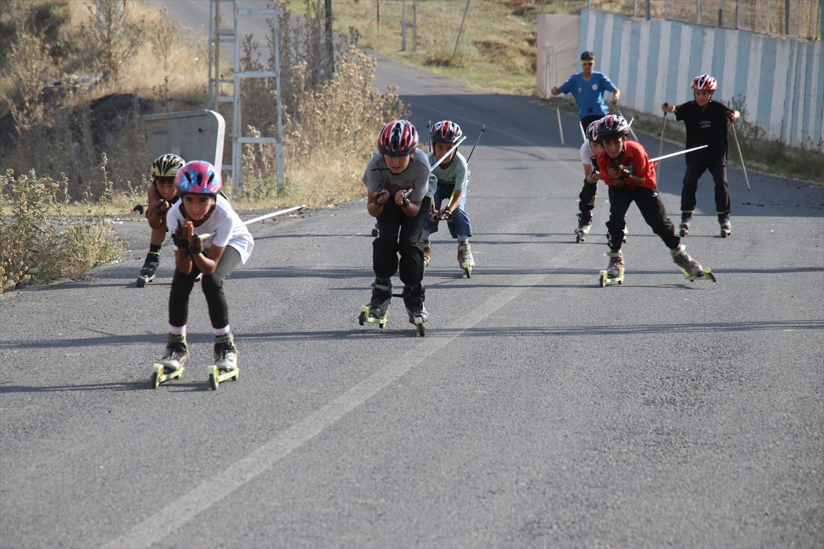 Ağrı Gençlik ve Spor İl Müdürlüğünün 18 yaş altı kayaklı koşu takımında yer alan 40 sporcu, soğuk...