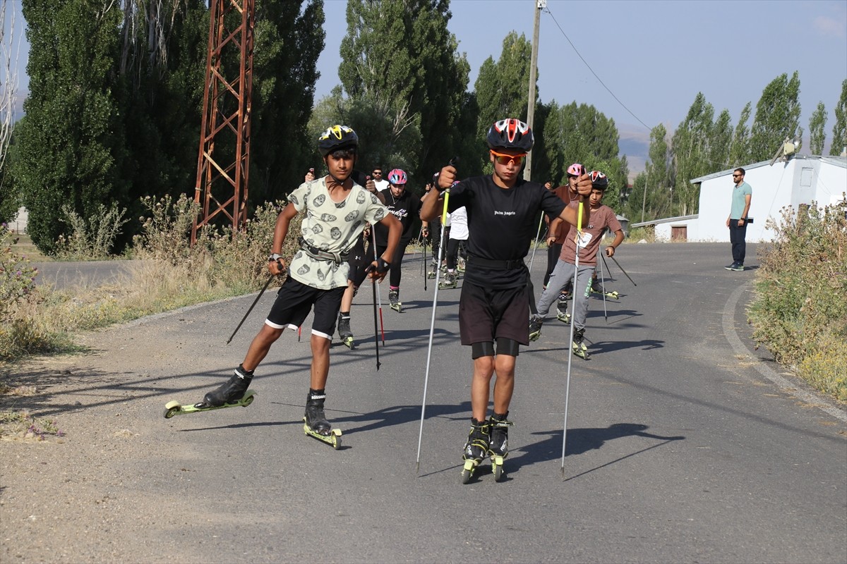 Ağrı Gençlik ve Spor İl Müdürlüğünün 18 yaş altı kayaklı koşu takımında yer alan 40 sporcu, soğuk...