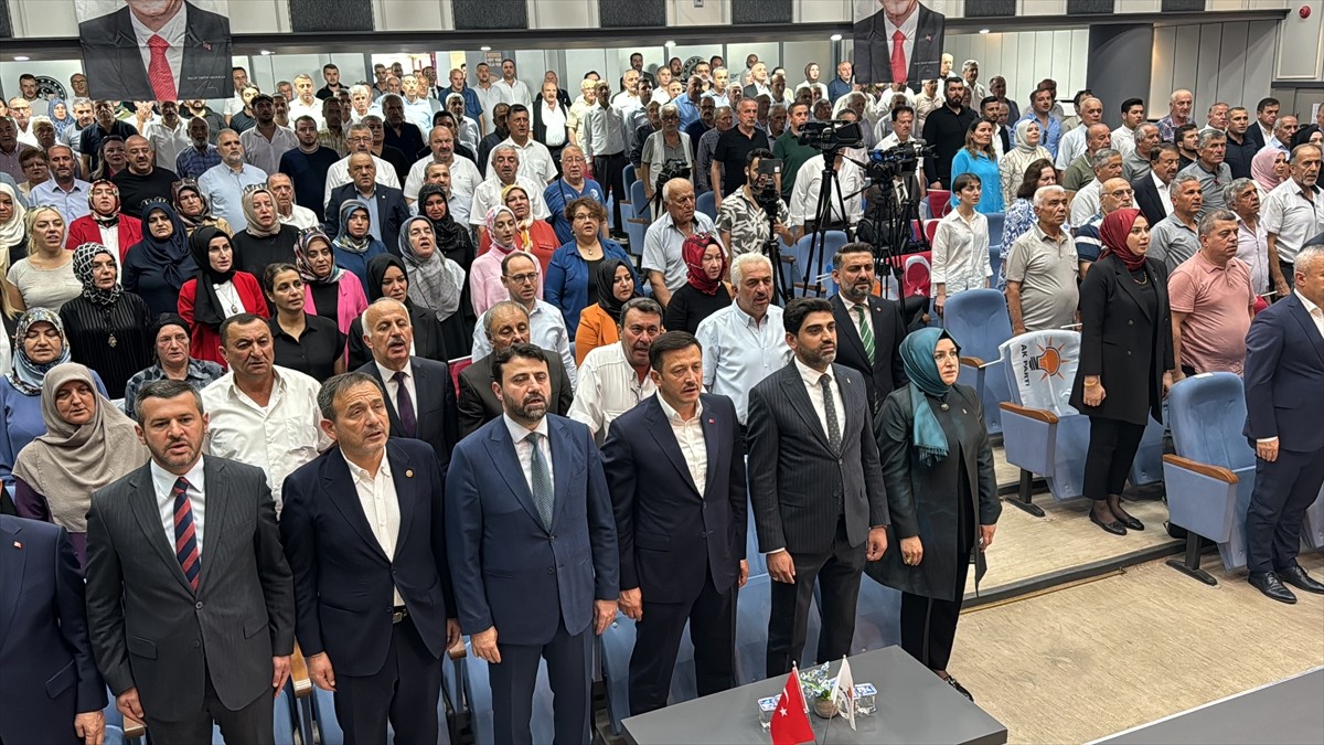 AK Parti Genel Başkan Yardımcısı Hamza Dağ (solda), partisinin Yenişehir Vali Nafiz Kayalı Gençlik...