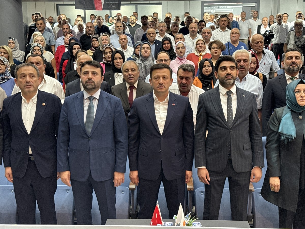 AK Parti Genel Başkan Yardımcısı Hamza Dağ (solda), partisinin Yenişehir Vali Nafiz Kayalı Gençlik...