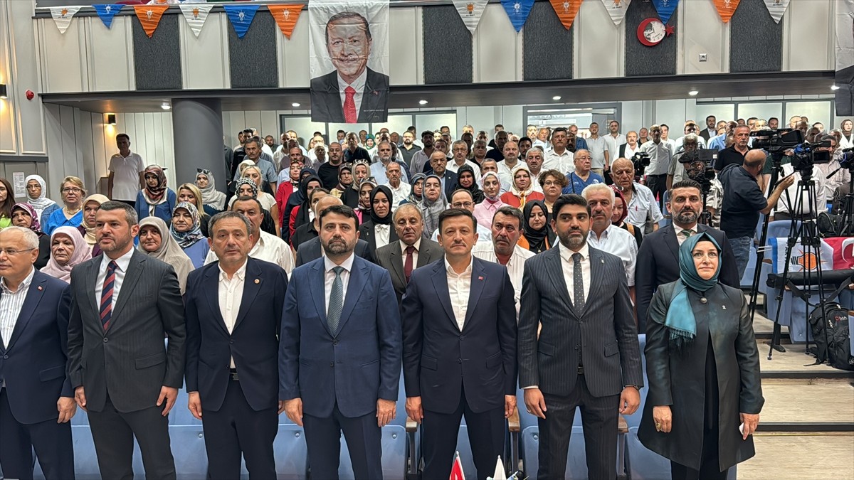 AK Parti Genel Başkan Yardımcısı Hamza Dağ (solda), partisinin Yenişehir Vali Nafiz Kayalı Gençlik...