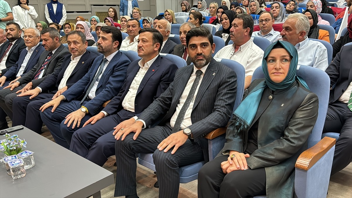 AK Parti Genel Başkan Yardımcısı Hamza Dağ (solda), partisinin Yenişehir Vali Nafiz Kayalı Gençlik...