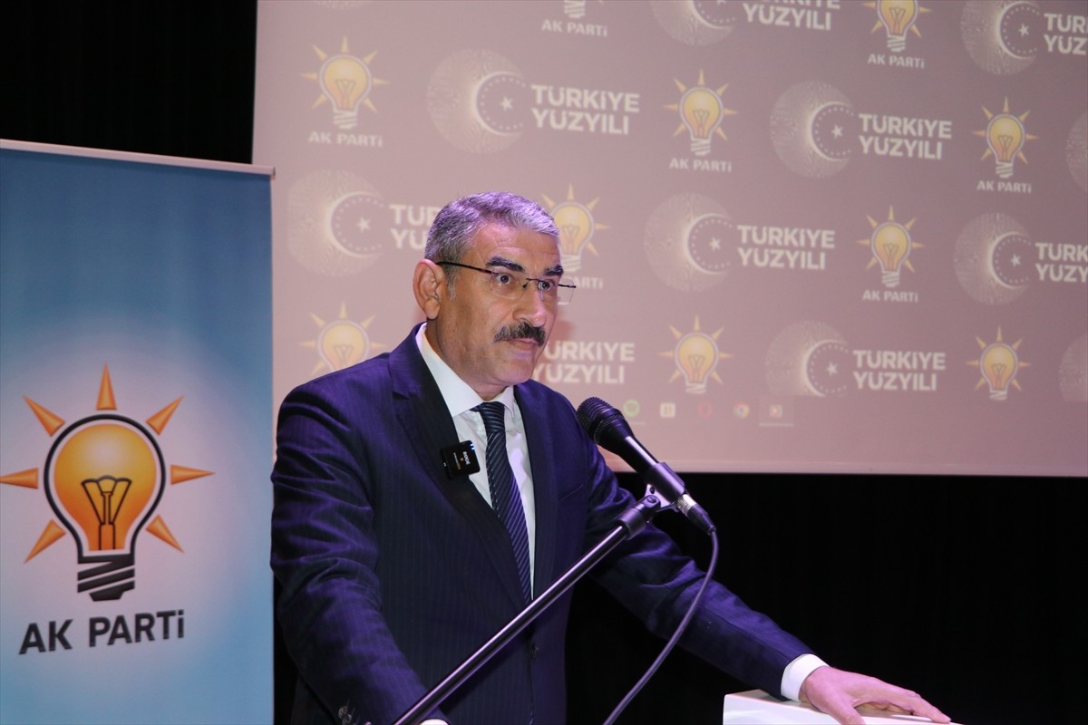 AK Parti Genel Başkan Yardımcısı Hasan Basri Yalçın (sağ 4), Niğde Belediyesi Kültür Merkezi'nde...