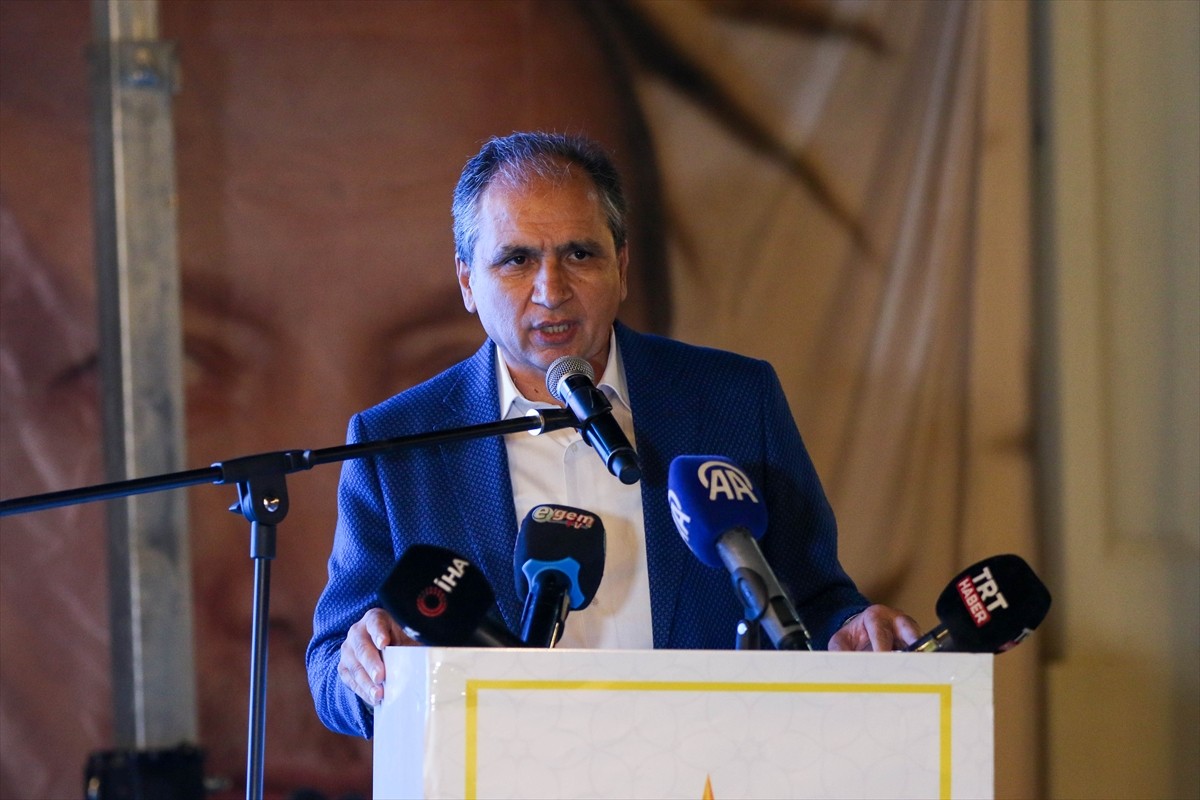 AK Parti Genel Başkan Yardımcısı ve Trabzon Milletvekili Mustafa Şen, Müze Park'taki AK Parti Uşak...