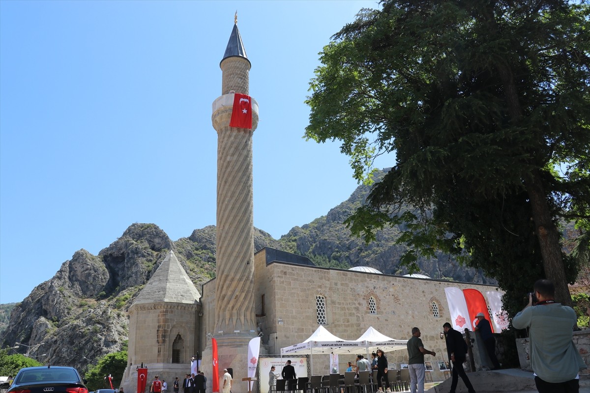 Amasya'da restorasyonu tamamlanan Burmalı Minare Camisi, düzenlenen törenle ibadete açıldı.