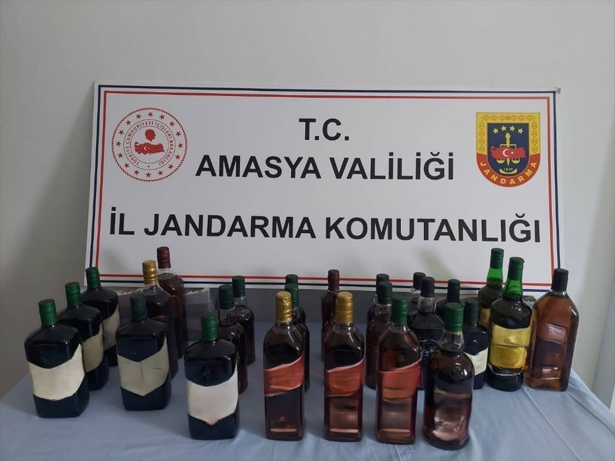 Amasya'da yabancı plakalı bir tırın kupa bölümünde bulunan 26 şişe gümrük kaçağı alkollü içkiye el...