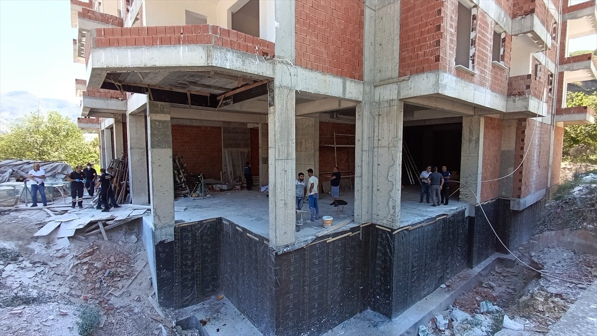 Amasya’da bir inşaatın havalandırma boşluğunda erkek cesedi bulundu.  