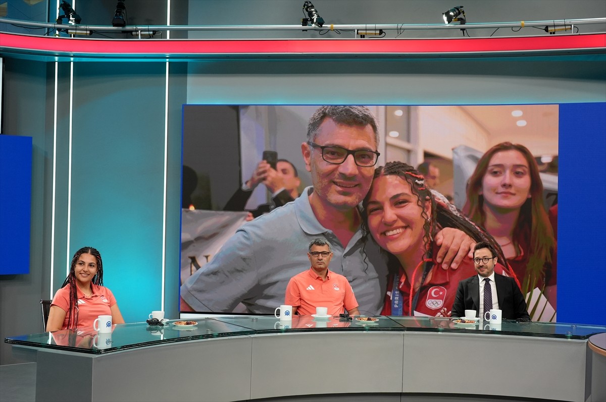 Anadolu Ajansı (AA) Yönetim Kurulu Başkanı ve Genel Müdürü Serdar Karagöz (sağda), Paris 2024...