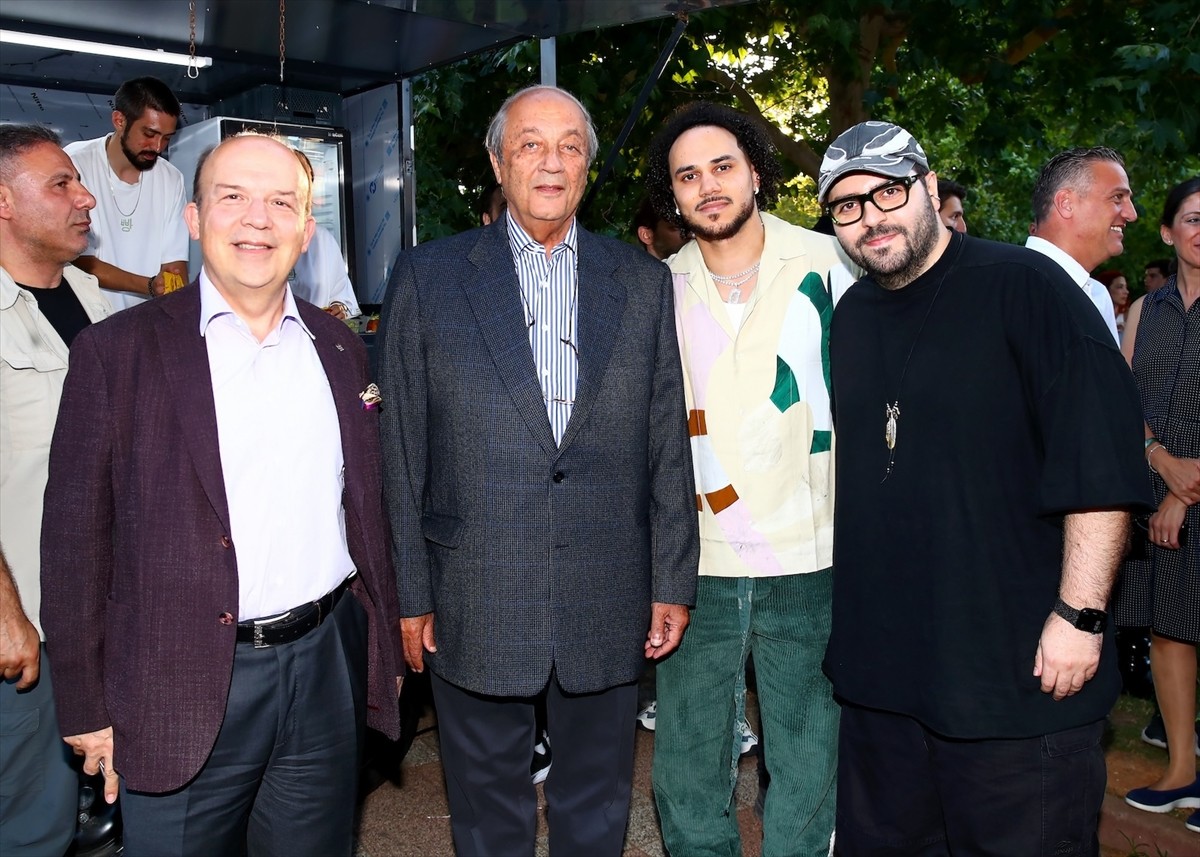 Anadolu Efes oyuncusu Shane Larkin'in (solda) tasarımına katkı verdiği "halı" desenli basketbol...