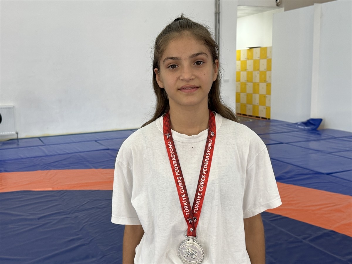 Ankara'da düzenlenen İsmail Demirci U11-U13 Kadınlar Türkiye Güreş Şampiyonası'nda 4 madalya...