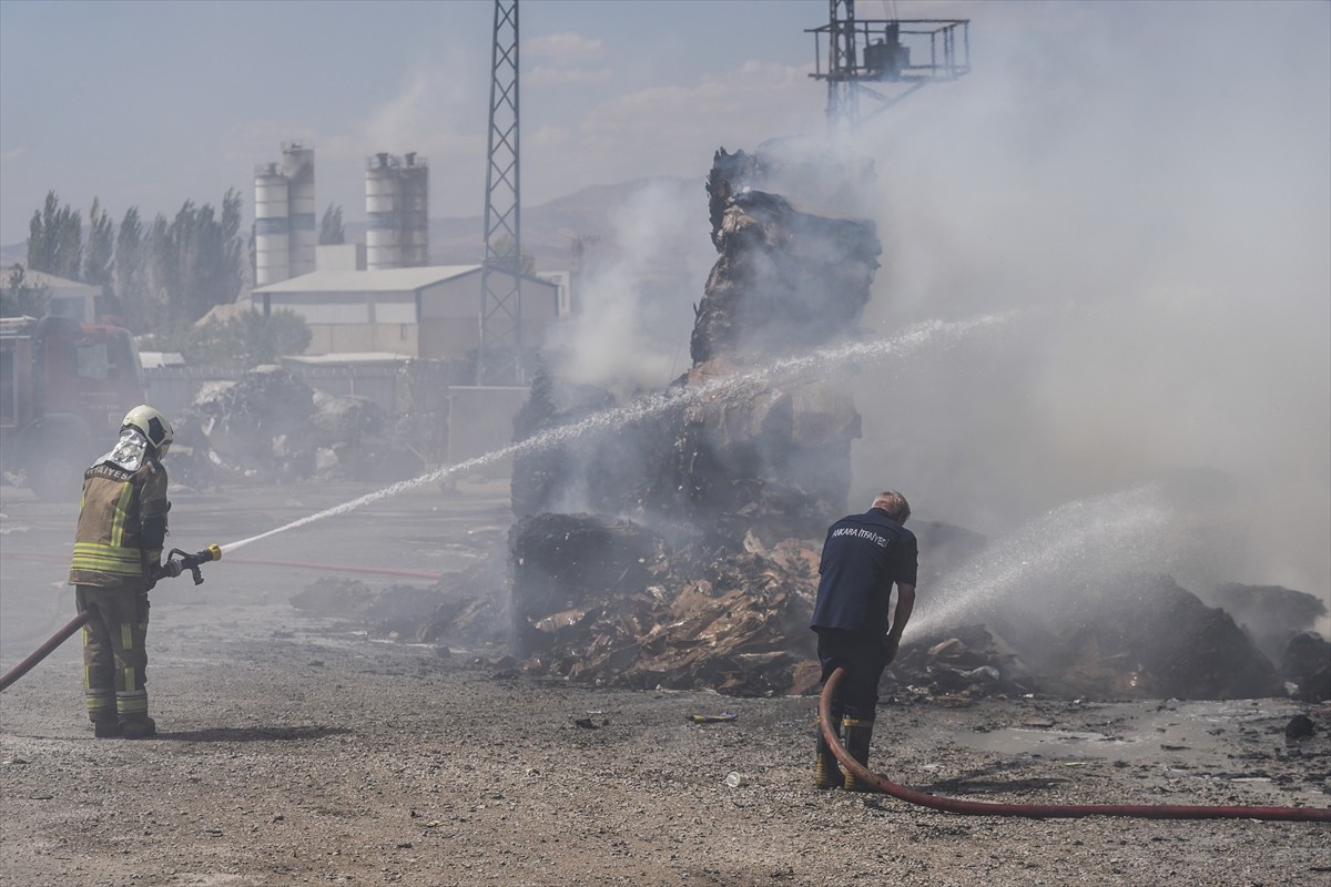 Ankara'nın Akyurt ilçesinde geri dönüşüm fabrikasında çıkan yangına ekiplerce müdahale...