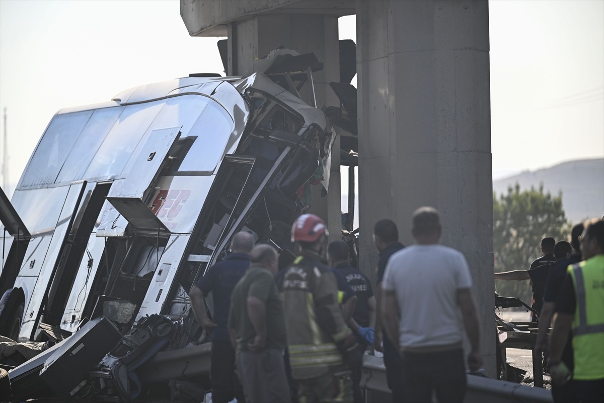 Ankara'nın Polatlı ilçesi yakınlarında yolcu otobüsünün köprü ayağına çarpması sonucu ilk...