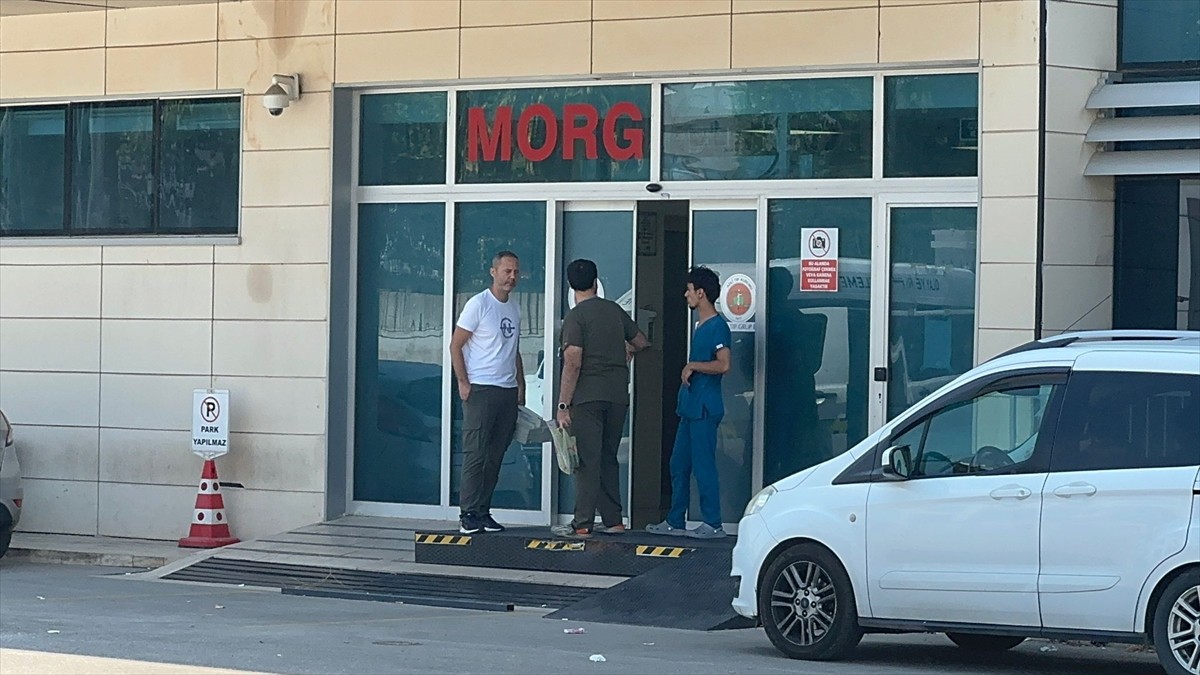 Antalya'nın Kepez ilçesinde bir çekici, bozuk taksiyi götürmek için gittiği yerde iki kişinin...