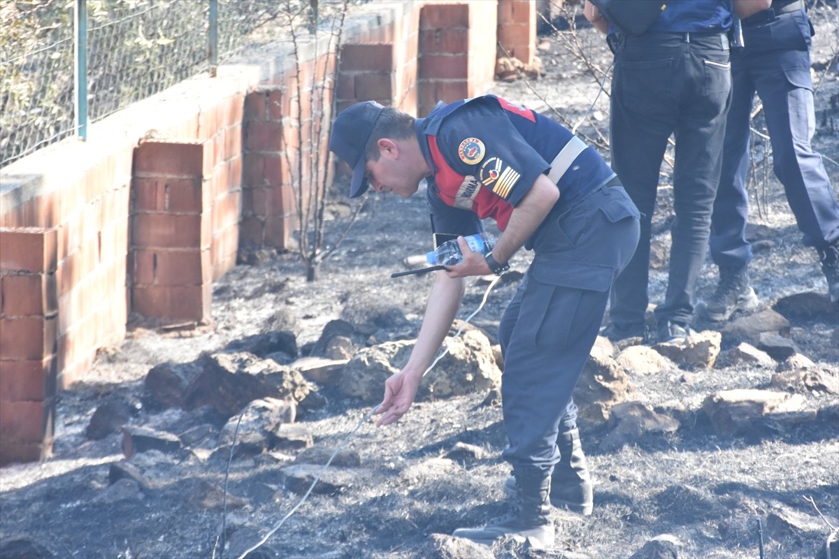 Antalya'nın Serik ilçesinde, ormanlık alanda çıkan yangına havadan ve karadan müdahale edildi....