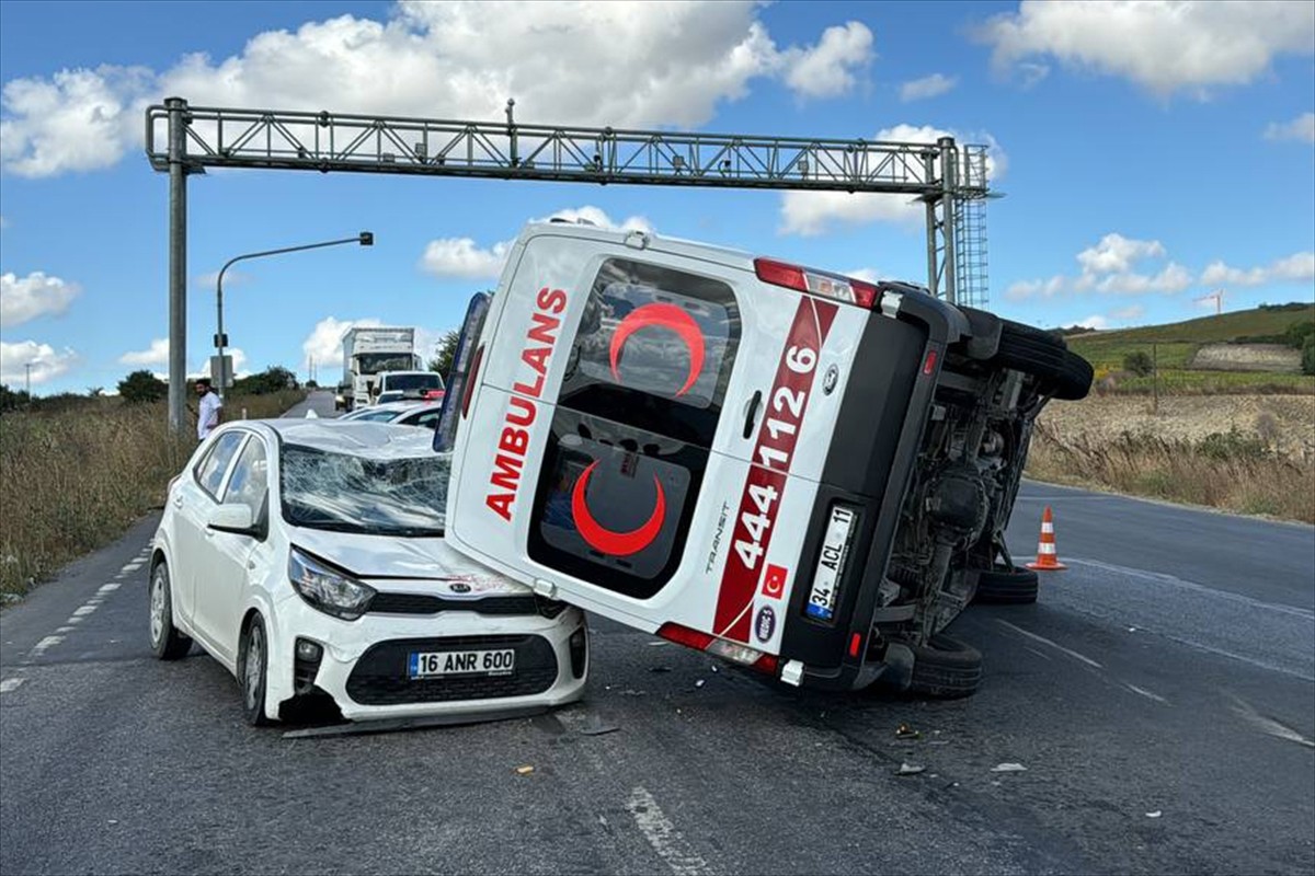  Arnavutköy'de ambulans, kamyonet ve otomobilin karıştığı zincirleme kazada 4 kişi hafif...