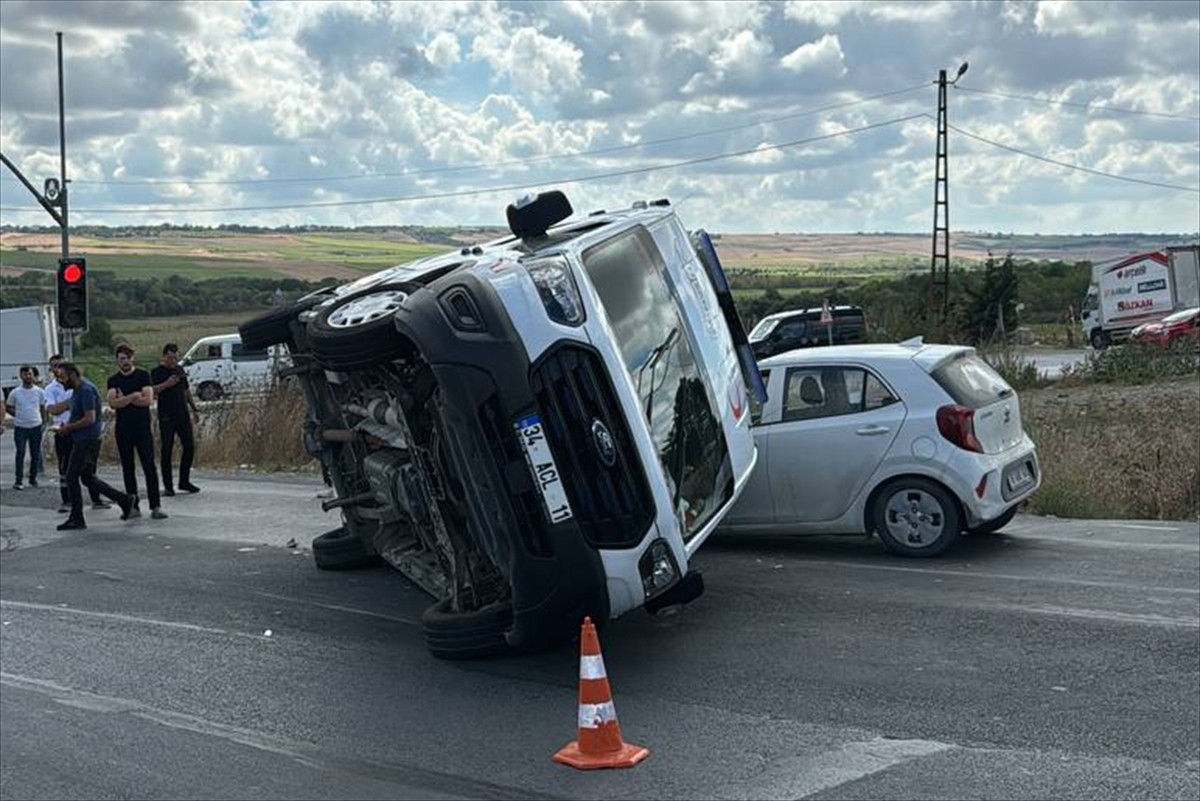 Arnavutköy'de ambulans, kamyonet ve otomobilin karıştığı zincirleme kazada 4 kişi hafif...