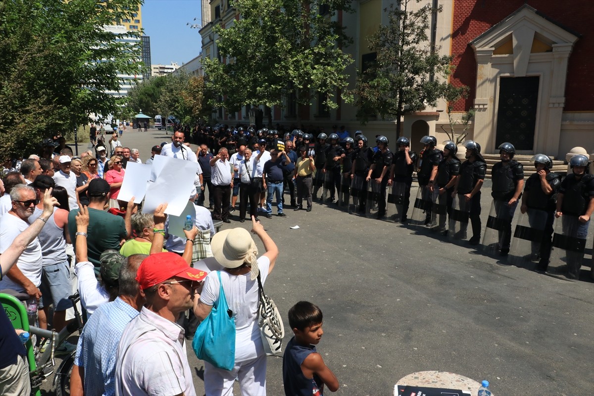 Arnavutluk'un başkenti Tiran'da, Belediye Başkanı Erion Veliaj'a istifa çağrıları ve belediyedeki...
