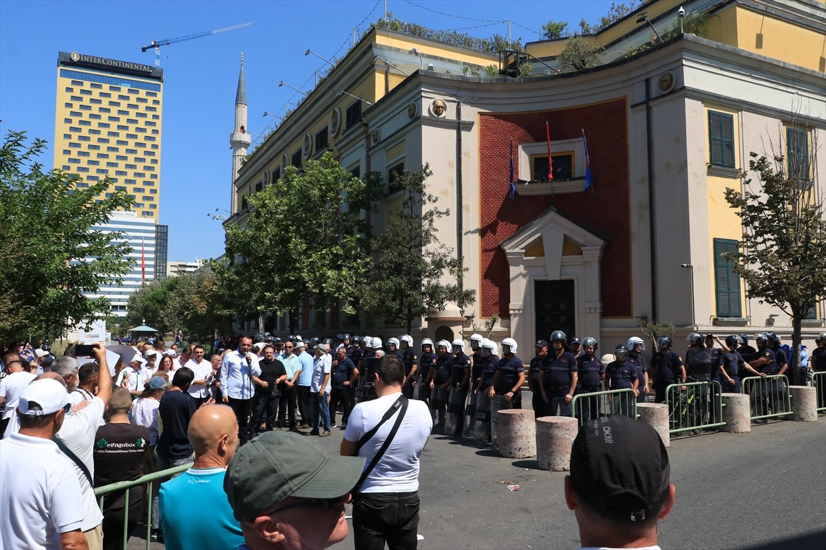Arnavutluk'un başkenti Tiran'da, Belediye Başkanı Erion Veliaj'a istifa çağrıları ve belediyedeki...