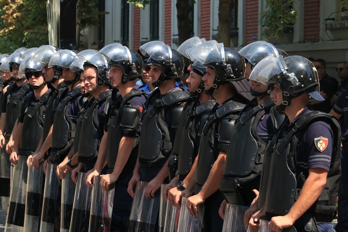 Arnavutluk'un başkenti Tiran'da, Belediye Başkanı Erion Veliaj'a istifa çağrıları ve belediyedeki...