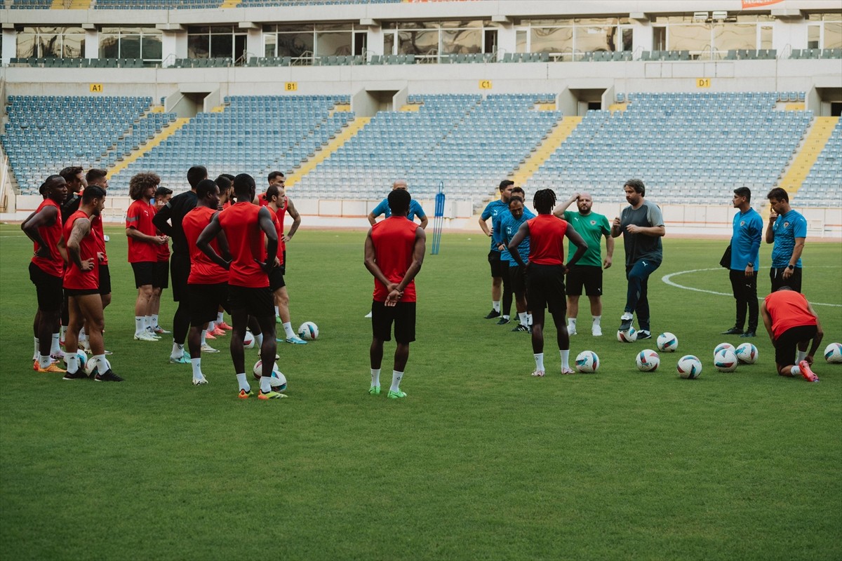 Atakaş Hatayspor, Trendyol Süper Lig'in ilk haftasında deplasmanda oynayacağı Galatasaray maçının...