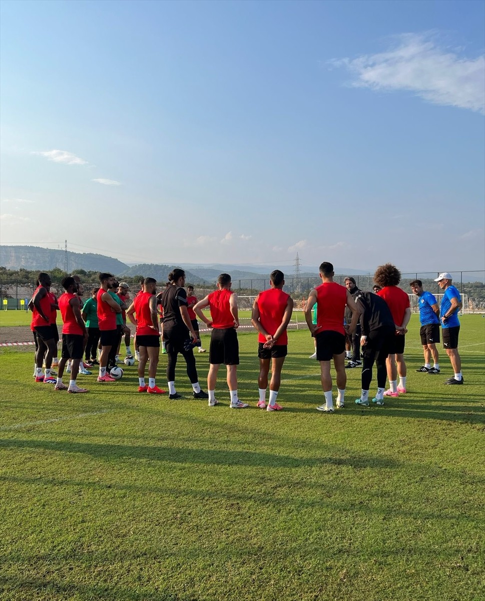 Atakaş Hatayspor, Trendyol Süper Lig'in ilk haftasında deplasmanda oynayacağı Galatasaray maçının...