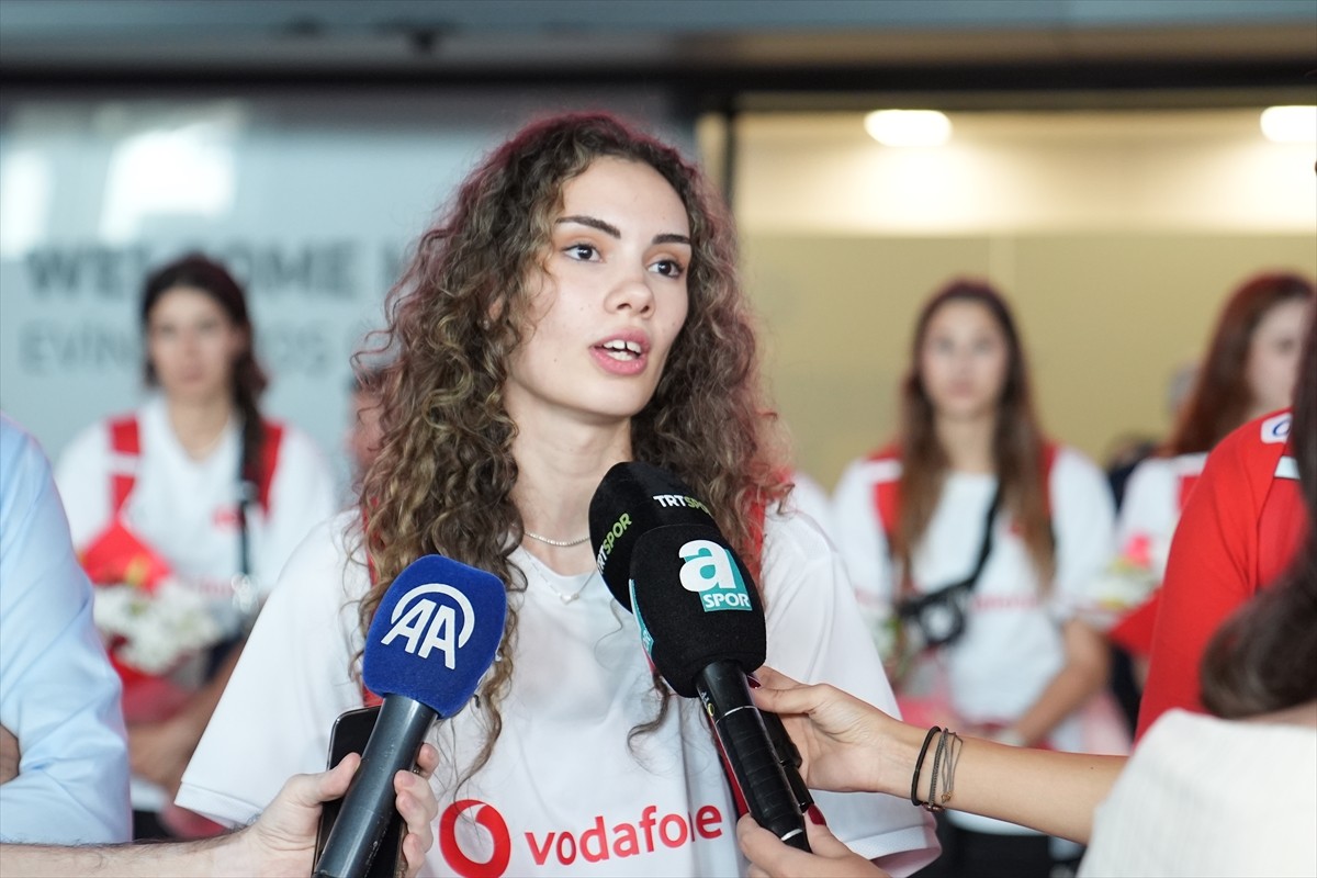 Avrupa şampiyonluğuna ulaşan 20 Yaş Altı Kadın Milli Voleybol Takımı, Bulgaristan'dan yurda döndü....