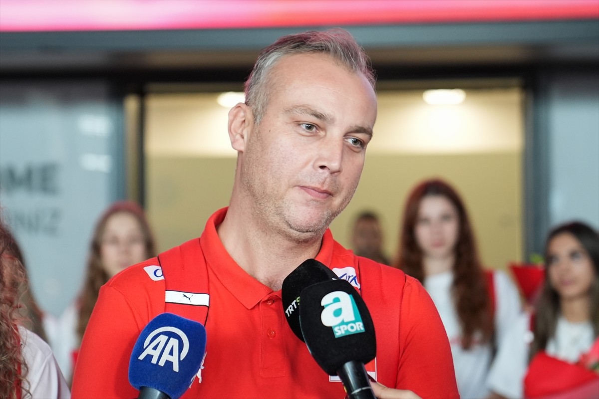Avrupa şampiyonluğuna ulaşan 20 Yaş Altı Kadın Milli Voleybol Takımı, Bulgaristan'dan yurda döndü....