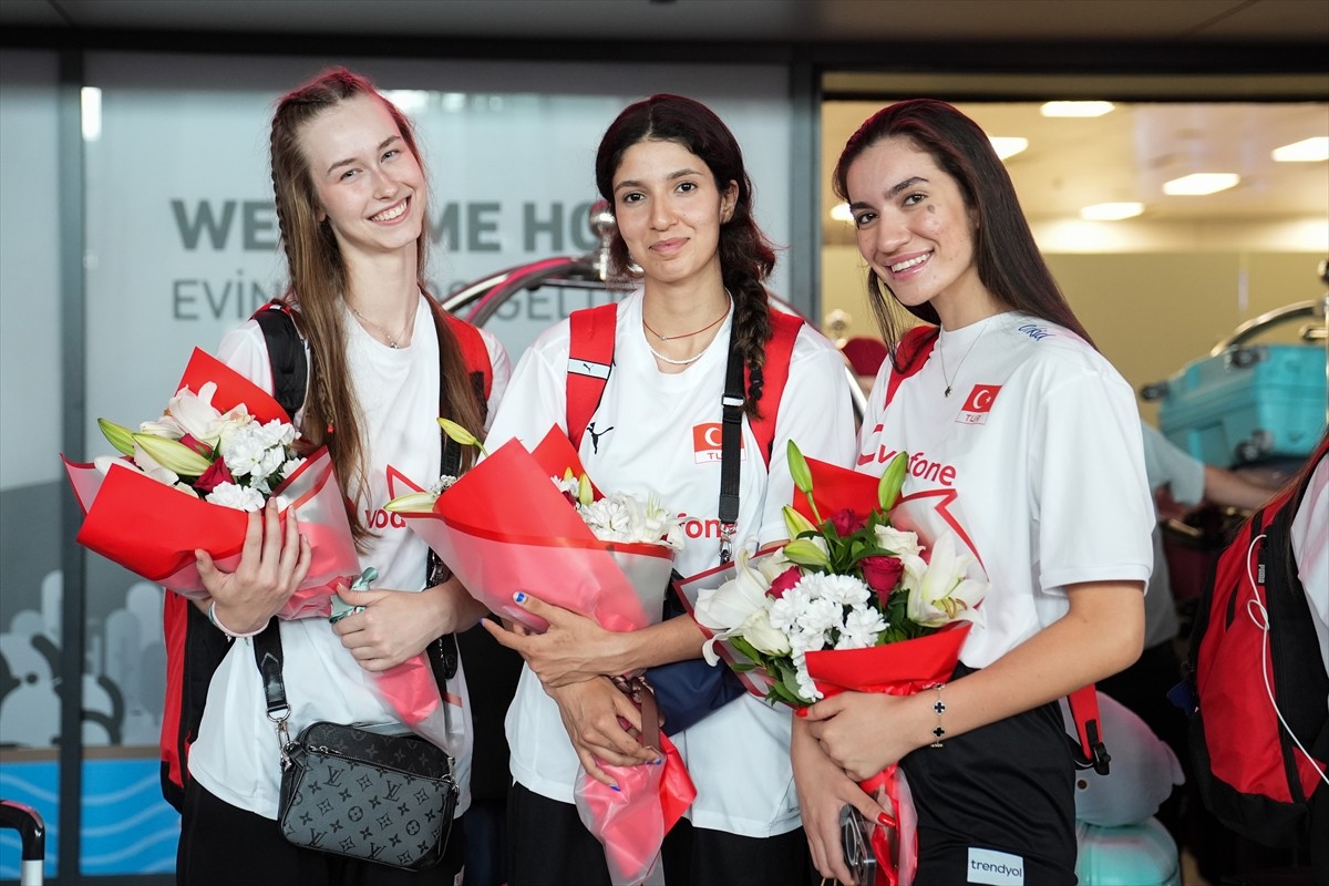 Avrupa şampiyonluğuna ulaşan 20 Yaş Altı Kadın Milli Voleybol Takımı, Bulgaristan'dan yurda döndü....