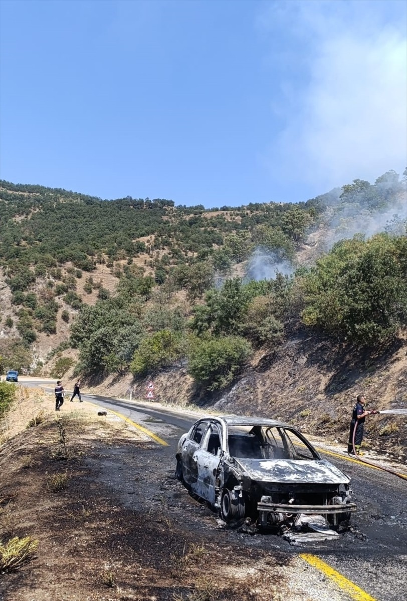 Aydın'ın Buharkent ilçesinde, seyir halindeki otomobilde çıkan ve ormanlık alana sıçrayan yangın...