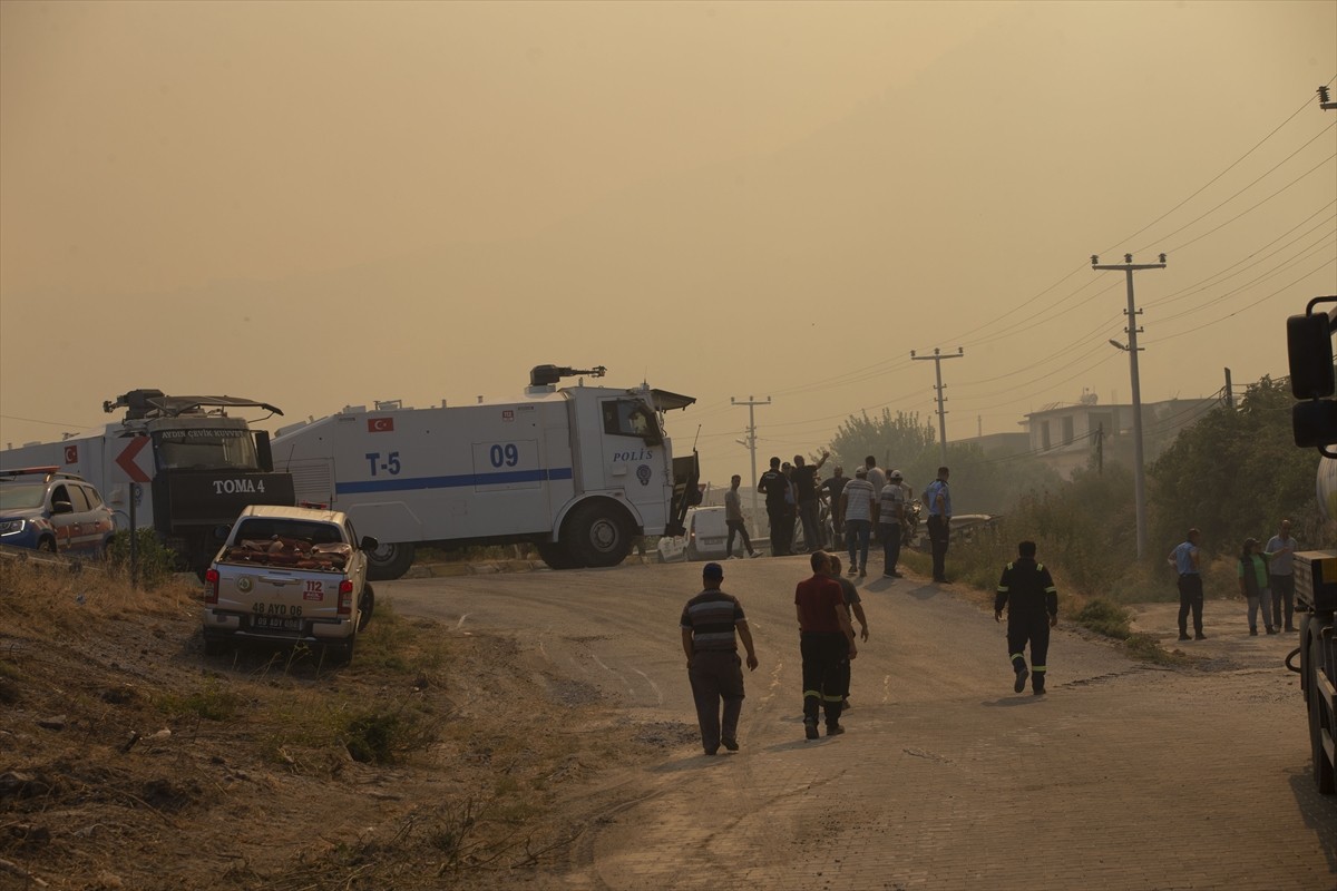 Aydın'ın Germencik ilçesinde, zeytinlik ve ormanlık alanda çıkan yangına havadan ve karadan...