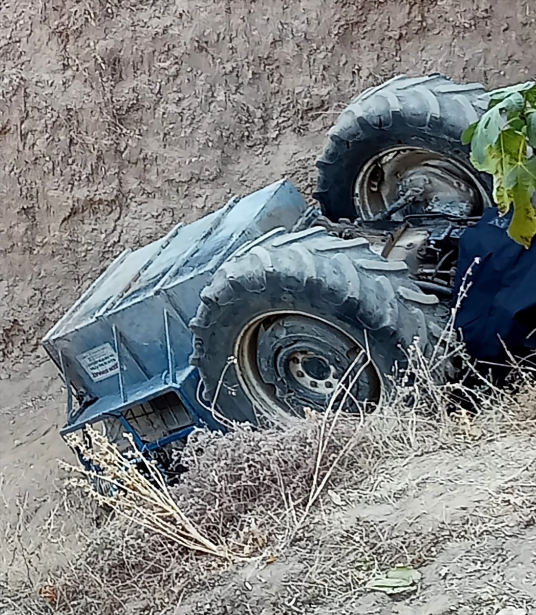 Aydın'ın Köşk ilçesinde, devrilen traktördeki çift hayatını kaybetti, iki çocukları...